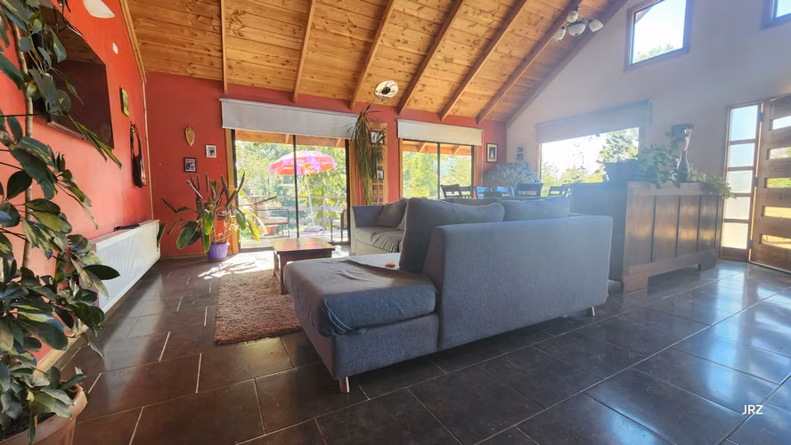 MODERNA CASA CON GRAN QUINCHO TERRENO DE 6800M2