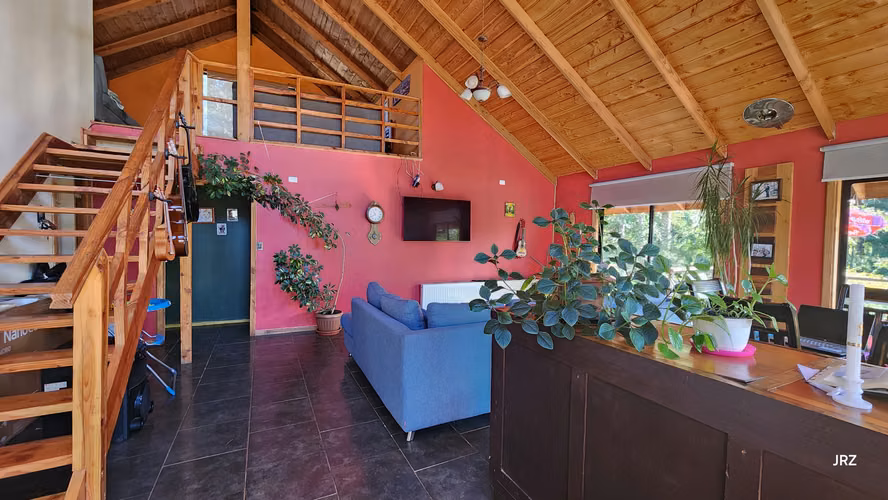 MODERNA CASA CON GRAN QUINCHO TERRENO DE 6800M2