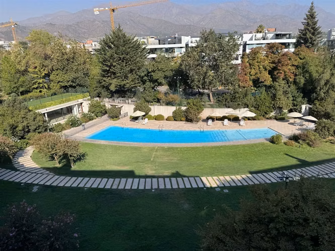 DEPARTAMENTO REBAJADO!!! Penthouse Duplex en condominio con amplios jardines La Dehesa central