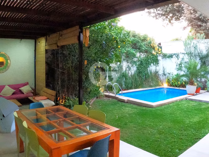 Excelente Casa de Tres Pisos con 7D Y 6B en Las Condes