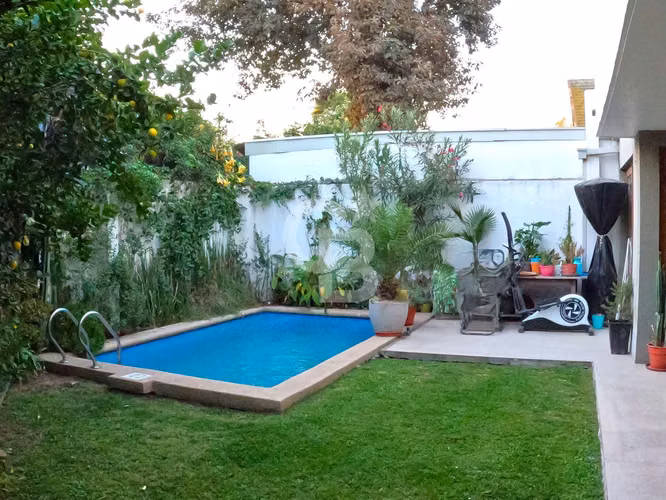 Excelente Casa de Tres Pisos con 7D Y 6B en Las Condes