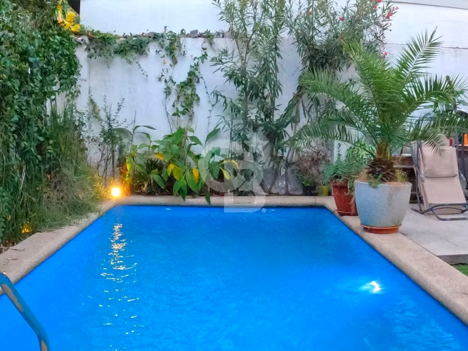 Excelente Casa de Tres Pisos con 7D Y 6B en Las Condes