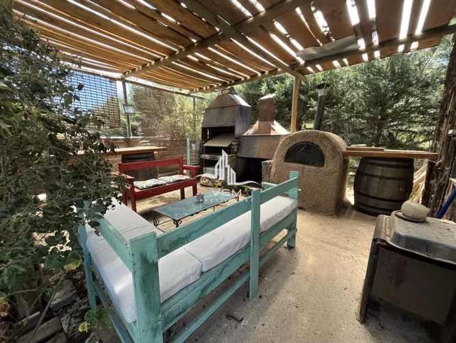 GRAN PARCELA, CON CASA, QUINCHO, PISCINA, Y JARDIN ARMADO