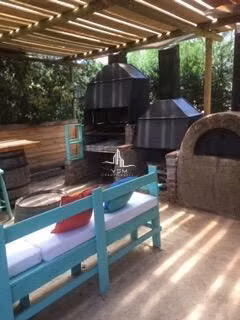 GRAN PARCELA, CON CASA, QUINCHO, PISCINA, Y JARDIN ARMADO