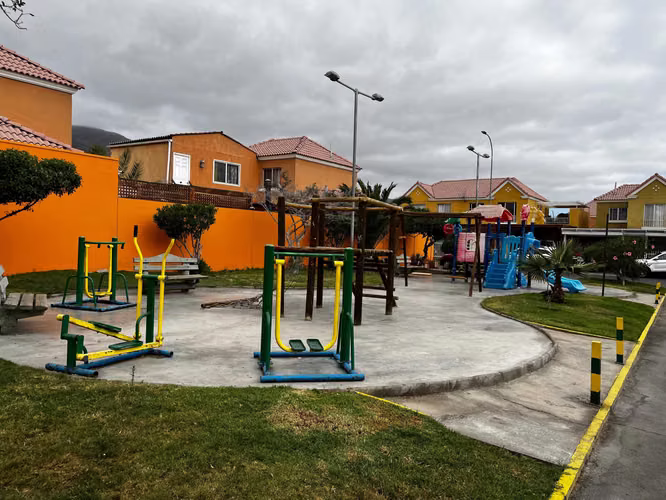 Moderna Casa con Excelente Conectividad (163787)