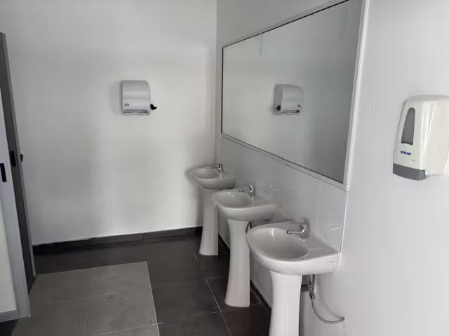 Se Arrienda Amplio Local Comercial Av. Argentina