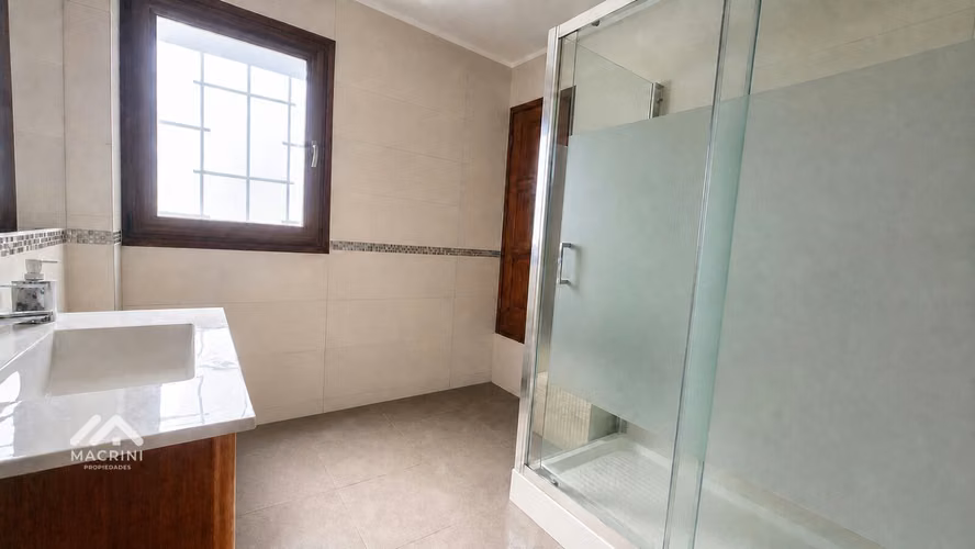 Casa completamente remodelada - quincho y piscina - Imagen 11