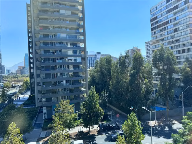 Oficina amoblada en mejor sector de negocios de Las Condes