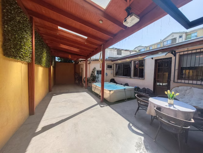 CASA EN VENTA DE 5 DORMITORIOS EN QUINTA NORMAL