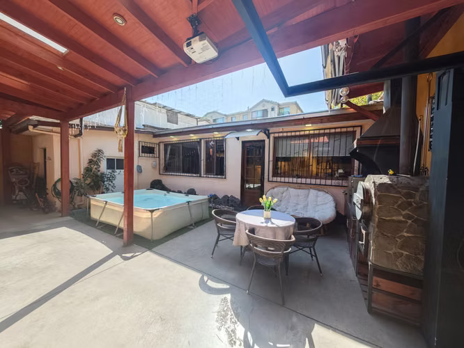 CASA EN VENTA DE 5 DORMITORIOS EN QUINTA NORMAL