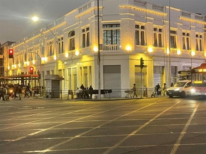 Mall Comercial en arriendo en Santiago, gran flujo peatonal