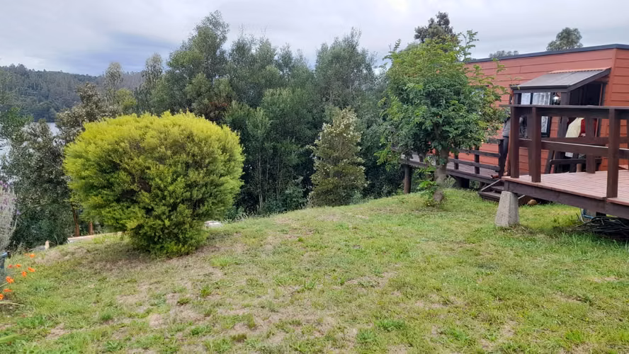 Venta de casa y cabaña en Pino Huacho con vista al río