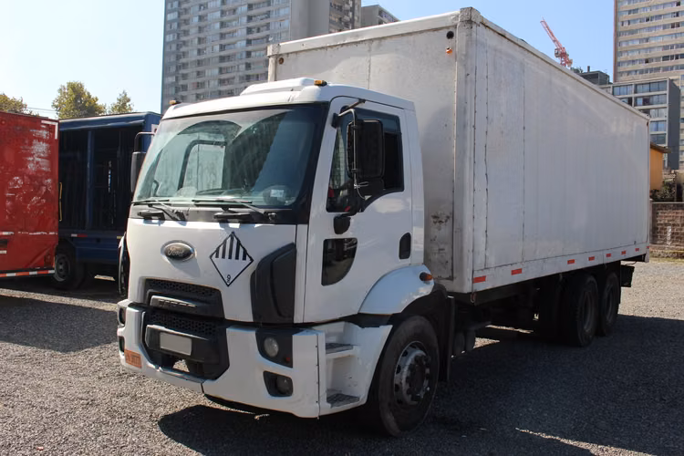Camion Ford Cargo 2429E año 2013 6x2 Levante Furgon 7.50 Mtrs Facilidades
