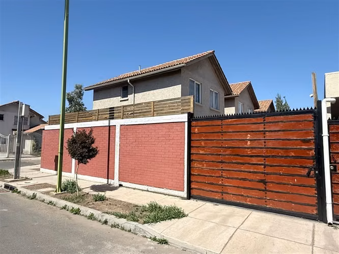 Casa esquina en venta 3 dormi 3 baños en Maipú con piscina