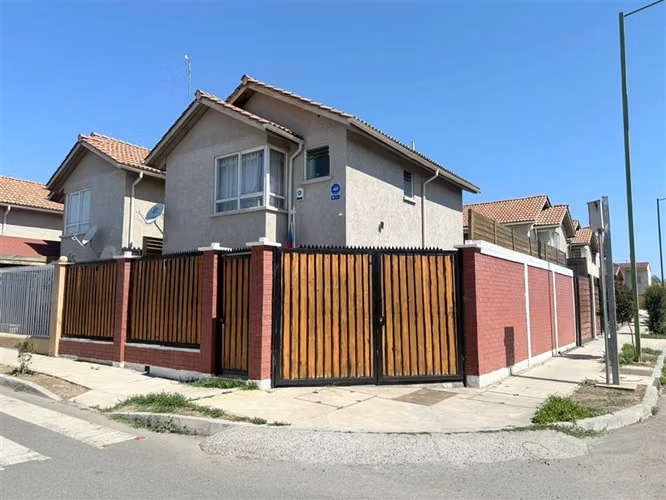 Casa esquina en venta 3 dormi 3 baños en Maipú con piscina