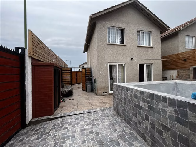 Casa esquina en venta 3 dormi 3 baños en Maipú con piscina