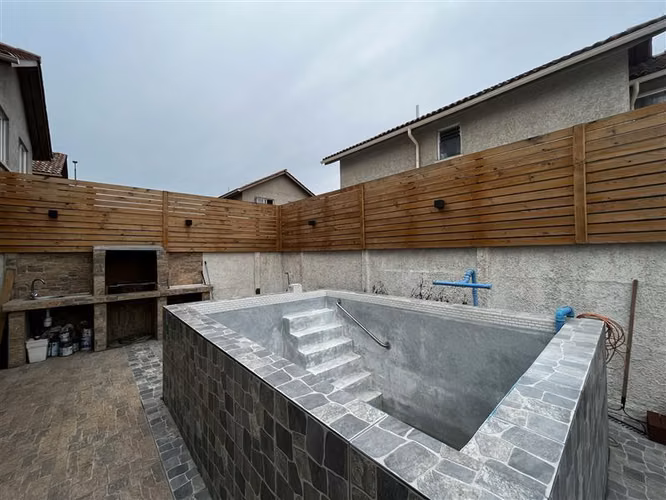 Casa esquina en venta 3 dormi 3 baños en Maipú con piscina