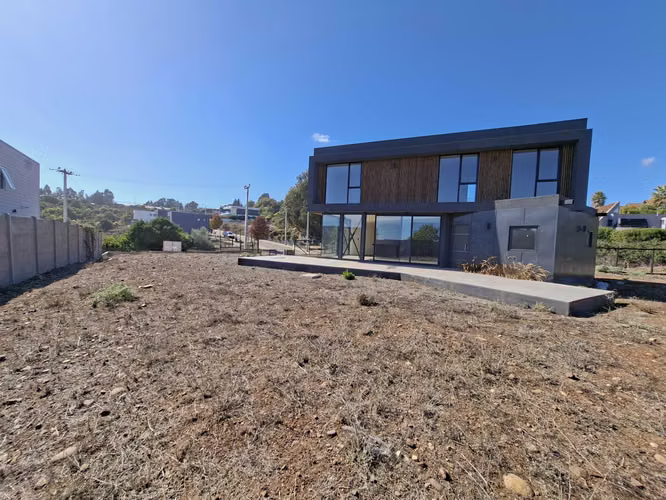 Moderna casa en condominio con amplio jardín (164064)
