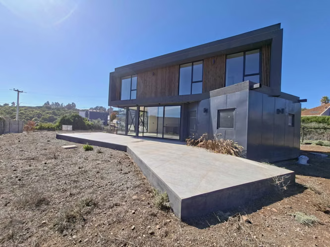 Moderna casa en condominio con amplio jardín (164064)