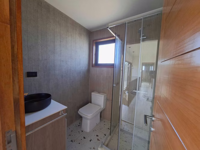 Moderna casa en condominio con amplio jardín (164064)