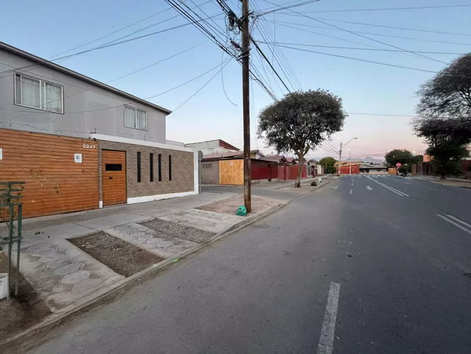 Moderna Casa con Excelente Conectividad (164136)