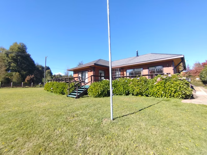 ESPECTACULAR PARCELA DE 1 Ha. CON CASA PRINCIPAL,  CASA CUIDADOR, AMPLIO QUINCHO, PISCINA, PUCON.