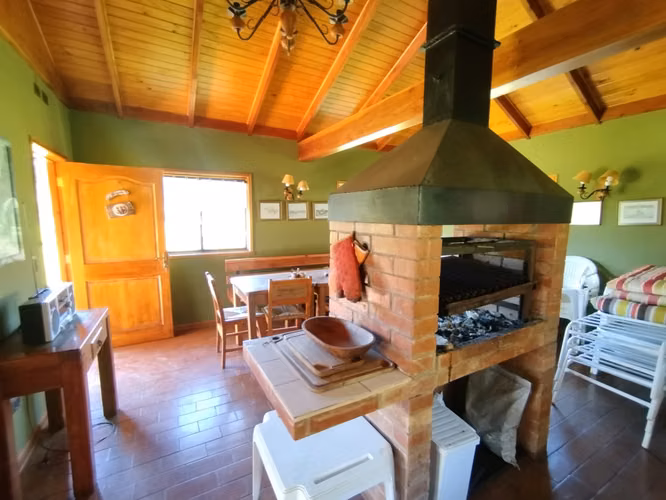 ESPECTACULAR PARCELA DE 1 Ha. CON CASA PRINCIPAL,  CASA CUIDADOR, AMPLIO QUINCHO, PISCINA, PUCON.