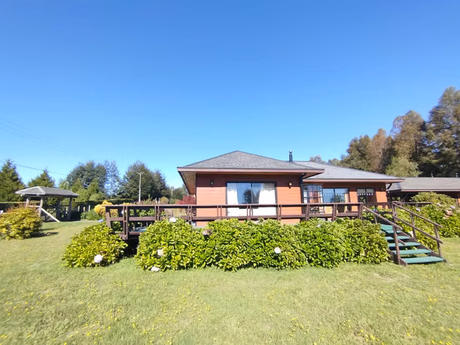 ESPECTACULAR PARCELA DE 1 Ha. CON CASA PRINCIPAL,  CASA CUIDADOR, AMPLIO QUINCHO, PISCINA, PUCON.