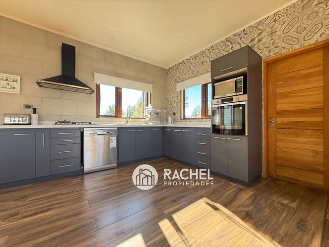 SE ARRIENDA HERMOSA CASA AMOBLADA AÑO CORRIDO - Condominio Country Pucón - Imagen 6