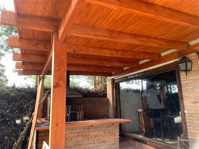 Gran sitio c/ 2 casas ambas c/ orilla de lago y embarcadero