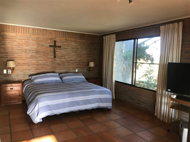 Gran sitio c/ 2 casas ambas c/ orilla de lago y embarcadero