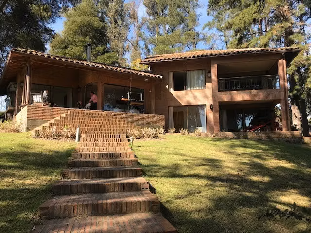Gran sitio c/ 2 casas ambas c/ orilla de lago y embarcadero
