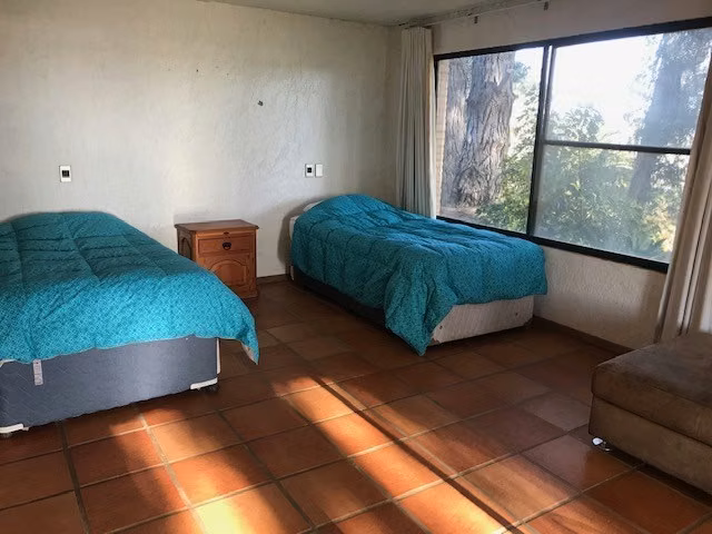 Gran sitio c/ 2 casas ambas c/ orilla de lago y embarcadero