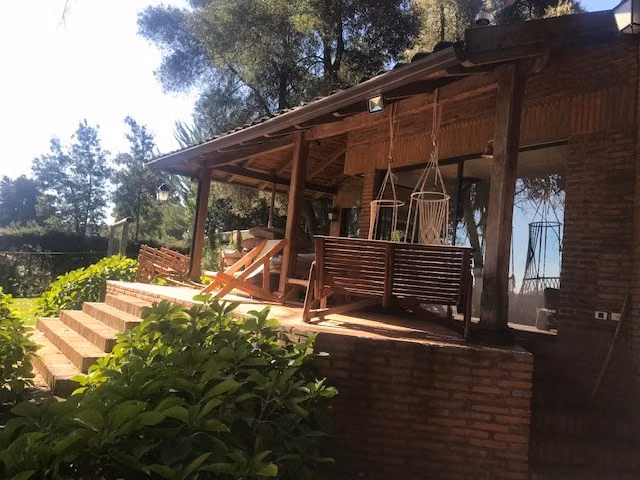 Gran sitio c/ 2 casas ambas c/ orilla de lago y embarcadero