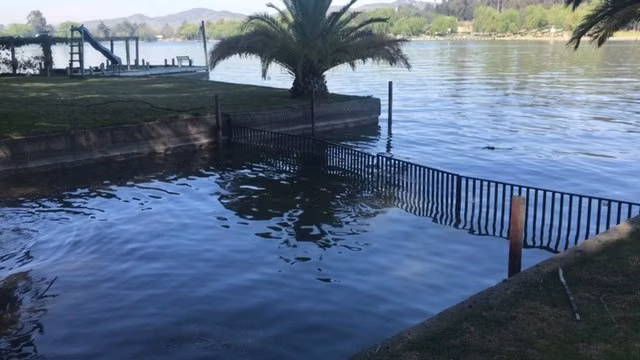 Gran sitio c/ 2 casas ambas c/ orilla de lago y embarcadero
