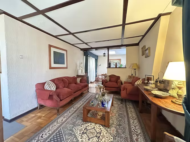 Preciosa y amplia casa en venta Las Condes excelente estado, buena ubicación y zona segura.