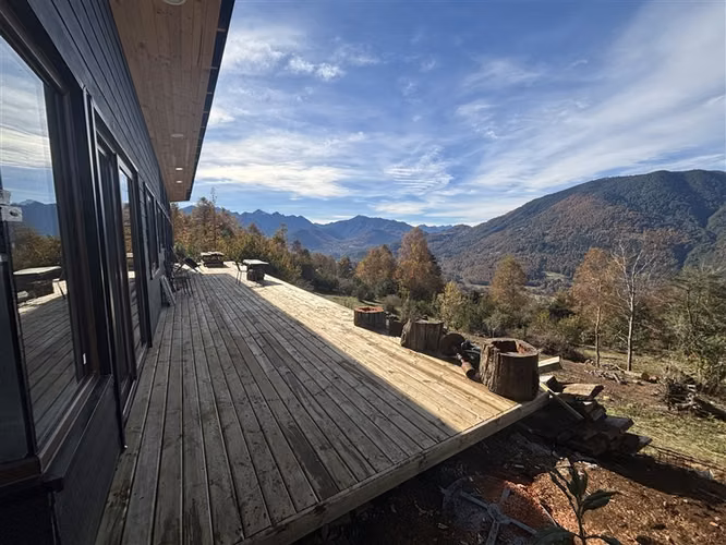 CASA CON VISTA A VOLCÁN Y VALLE EN PUCÓN- LA BARDA
