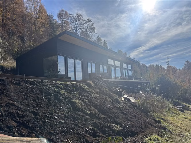 CASA CON VISTA A VOLCÁN Y VALLE EN PUCÓN- LA BARDA