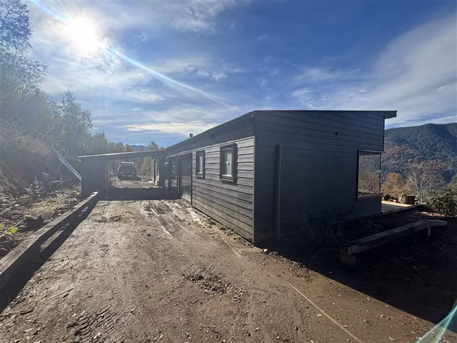 CASA CON VISTA A VOLCÁN Y VALLE EN PUCÓN- LA BARDA