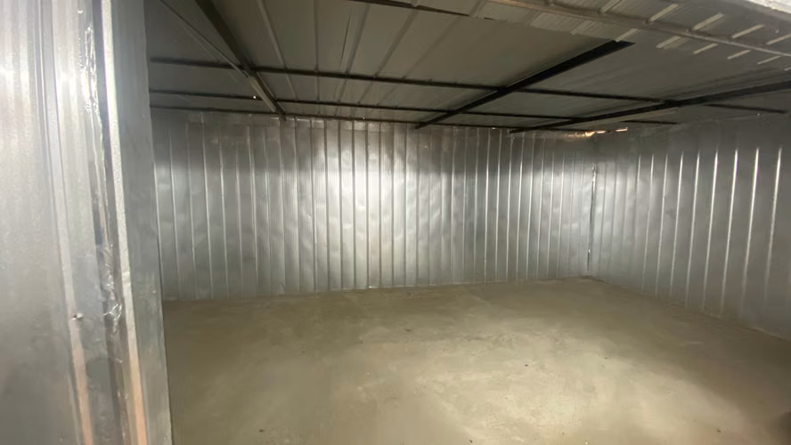 Bodega liviana 100 m² con baño, estacionamiento de auto y portón camión – Av. Vicuña Mackenna, Peñaflor