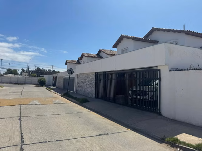 Amplia y bien ubicada casa en Peñuelas, Coquimbo - Imagen 4