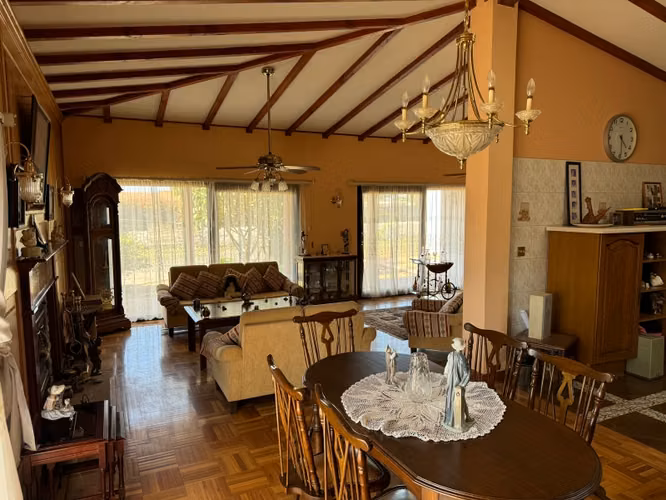 Preciosa Casa con Quincho y Árboles Frutales