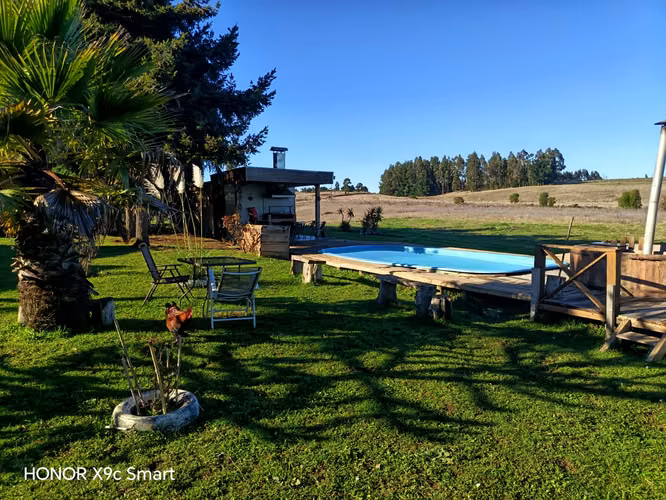 PARCELA CON CABAÑAS, TINAJAS Y PISCINAS