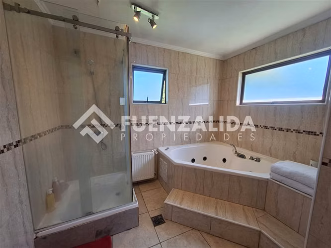 Casa en venta de 5 dorm. 4 ba en Talagante Colegio Trebulco