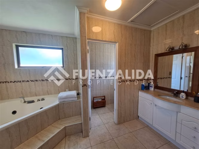 Casa en venta de 5 dorm. 4 ba en Talagante Colegio Trebulco