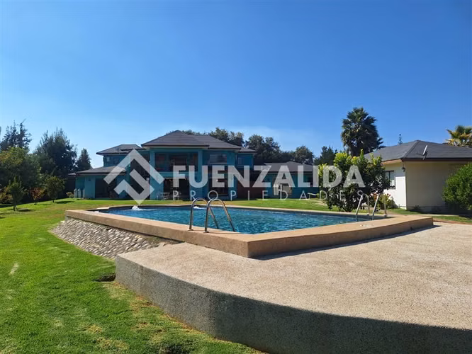Casa en venta de 5 dorm. 4 ba en Talagante Colegio Trebulco