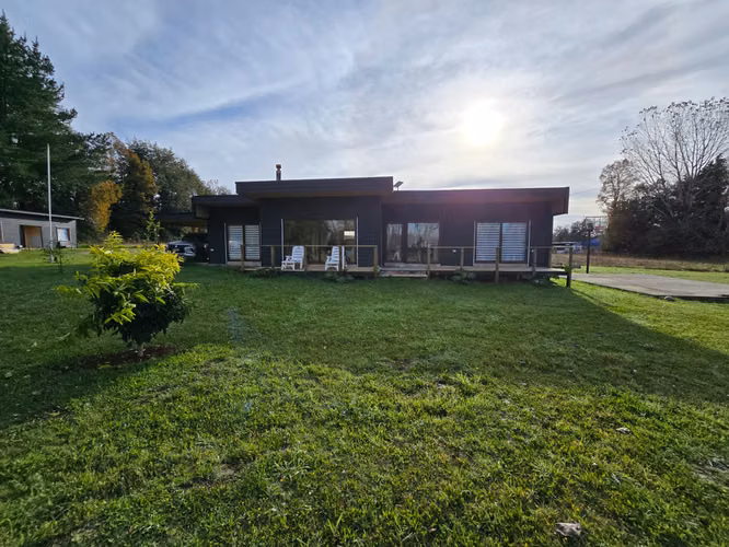 Oportunidad de Inversión en Valdivia: Casa Mediterránea + 4 Cabañas Amobladas