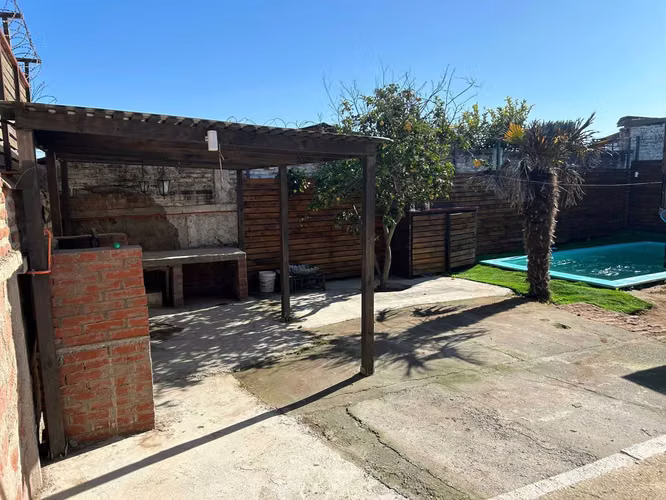Casa con piscina cercana a terminal de buses (164315)