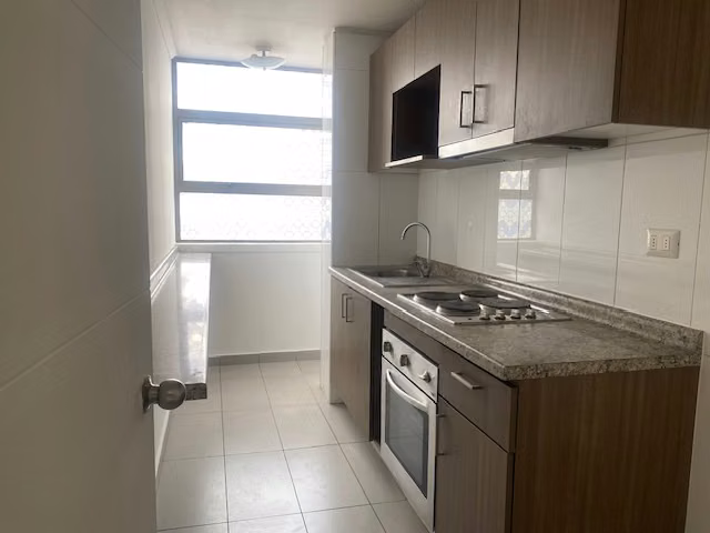 Arriendo departamento 2 dormitorios con estacionamiento