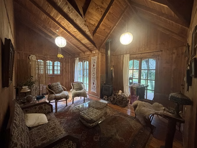 CASA CON ESTERO , BOSQUE Y ARBOLES FRUTALES EN VILLARRICA